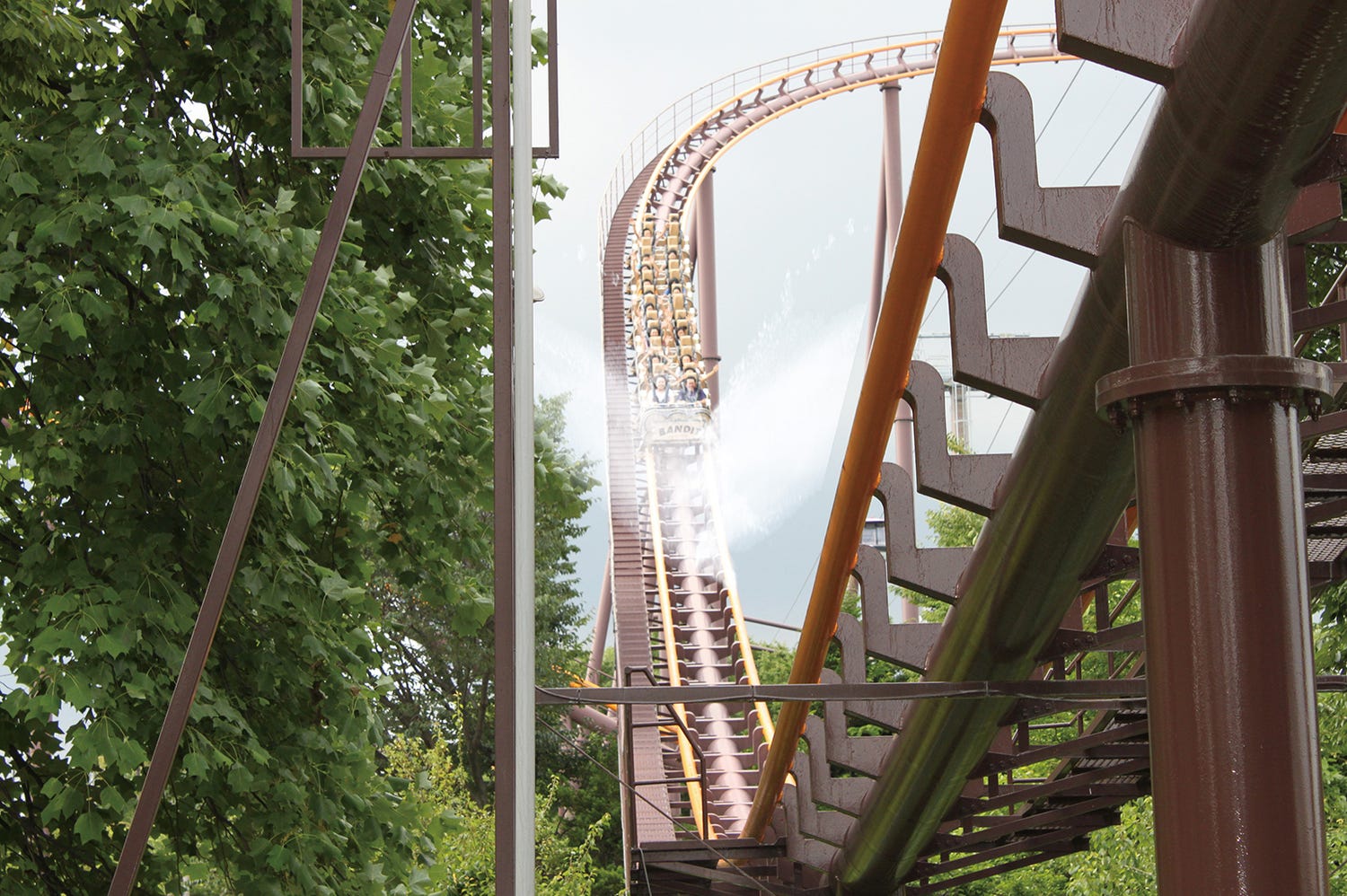 よみうりランド、絶叫コースター含む6機種でスプラッシュ演出追加 夏だけの爽快アトラクション体験