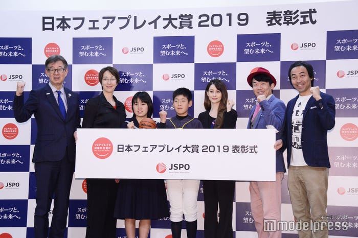 (左から)森岡祐策氏・ヨーコ ゼッターランド氏・審査員特別賞受賞者(鈴木梨乃さん)・大賞作品受賞者(井上史弥さん)・ダレノガレ明美・ヒデ・ワッキー (C)モデルプレス