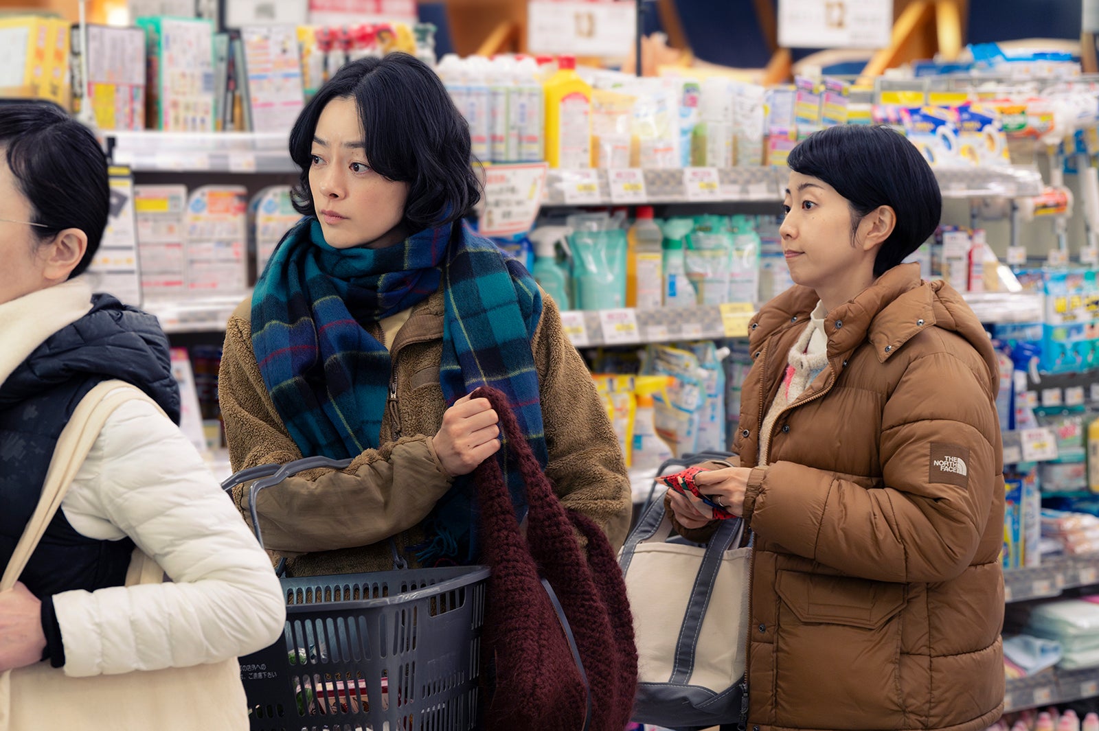 市川実日子、木南晴夏「ホットスポット」第4話（C）日本テレビ