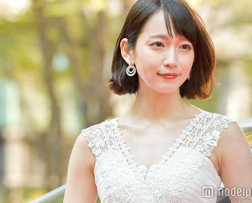 吉岡里帆、胸元大胆ドレスで登場 ブリリアン・ダイキのエスコートでレッドカーペットへ<VOGUE JAPAN WOMEN OF THE YEAR 2017>
