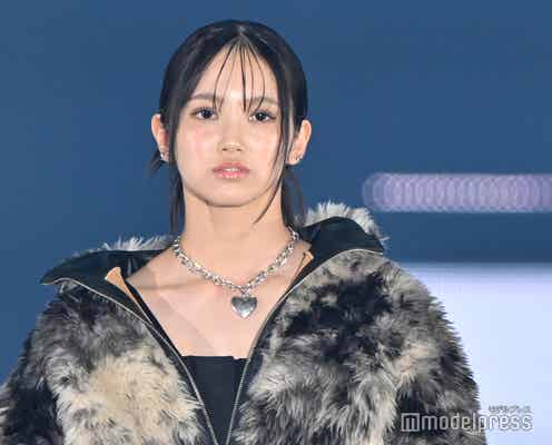「アユネク」Himena、ミニ丈ワンピからチラリ美脚 ファージャケットがお似合い【GirlsAward 2024AW】