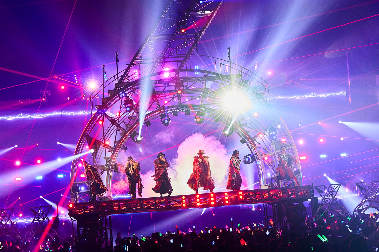 SixTONES、“ほぼゼロ距離”熱狂ステージ 全41曲で辿る6周年の軌跡と未来「いろんな景色を俺たち6人と一緒に見ましょう」【MILESixTONESライブレポ】