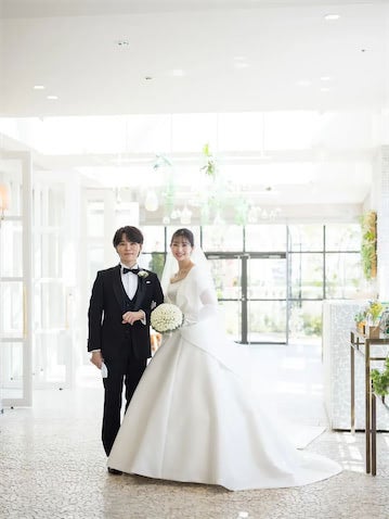 足立梨花、結婚3周年を前に幸せウエディングフォト公開 夫は手話パフォーマー