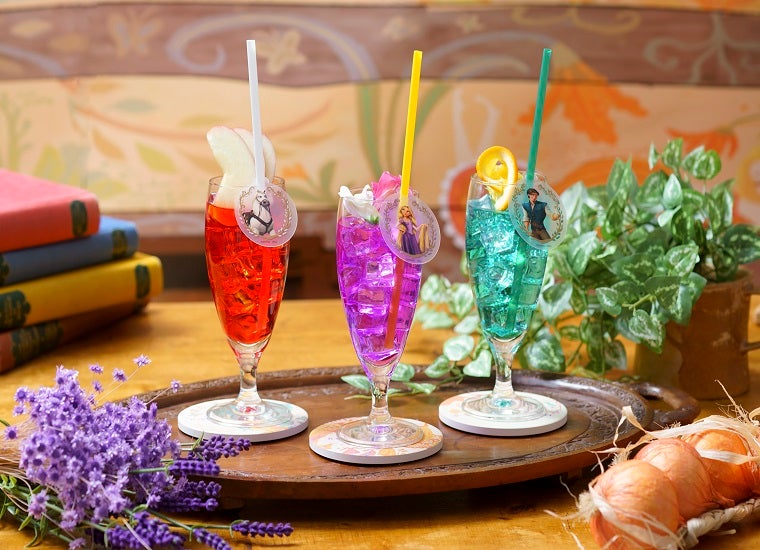 ＜ラプンツェル＞ローズウォーター、＜フリン・ライダー＞ライムミントソーダ、＜マキシマス＞大好物のリンゴ風味ドリンク各税込979円（C）Disney