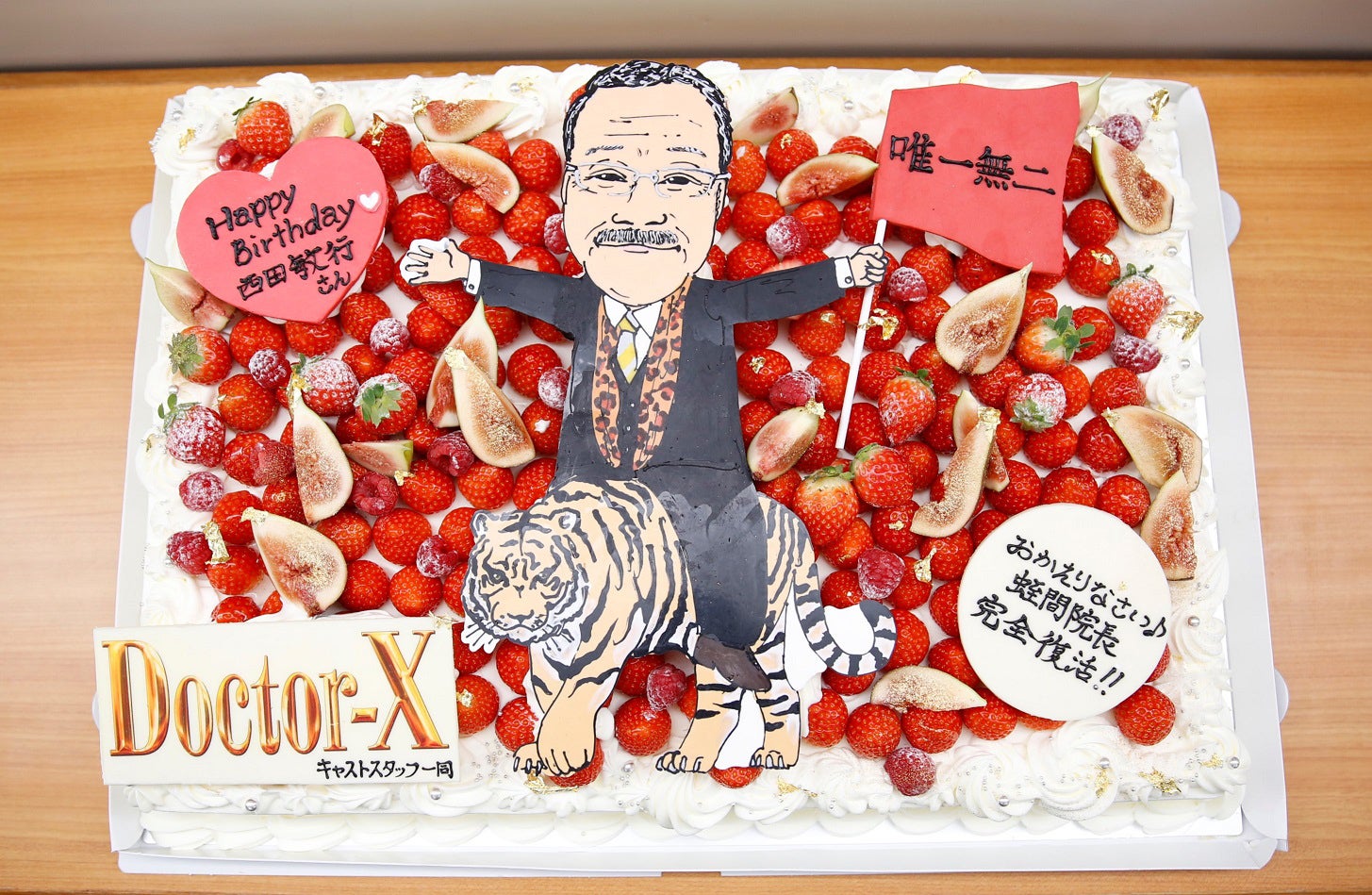 イチゴといちじくでデコレーションされたケーキ（C）テレビ朝日