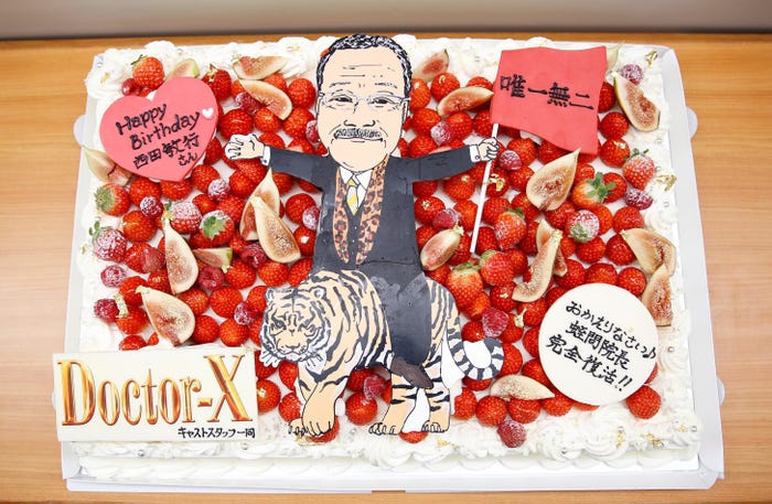 イチゴといちじくでデコレーションされたケーキ(C)テレビ朝日