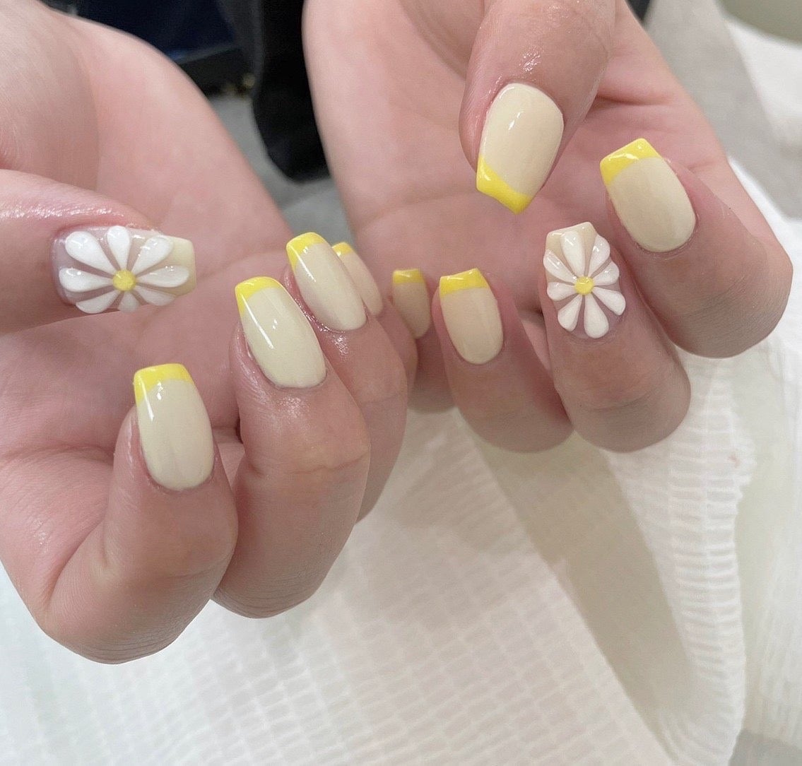 フラワーアート×フレンチで大人可愛く！人気ネイルデザイン特集【プレゼント企画あり】