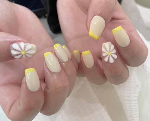 フラワーアート×フレンチで大人可愛く!人気ネイルデザイン特集【プレゼント企画あり】