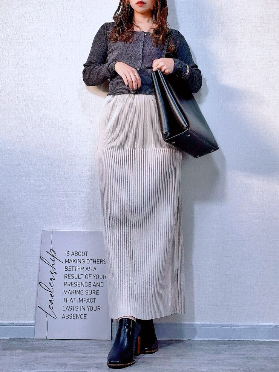 cocaランダムリブロングIラインスカート　ライトベージュとスクエアネックカーディガンコーデ