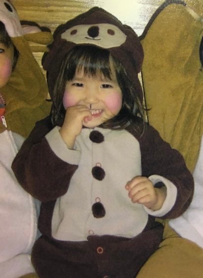 AKB48本田仁美、20歳バースデー迎え幼少期ショット公開 ハッシュタグにも注目