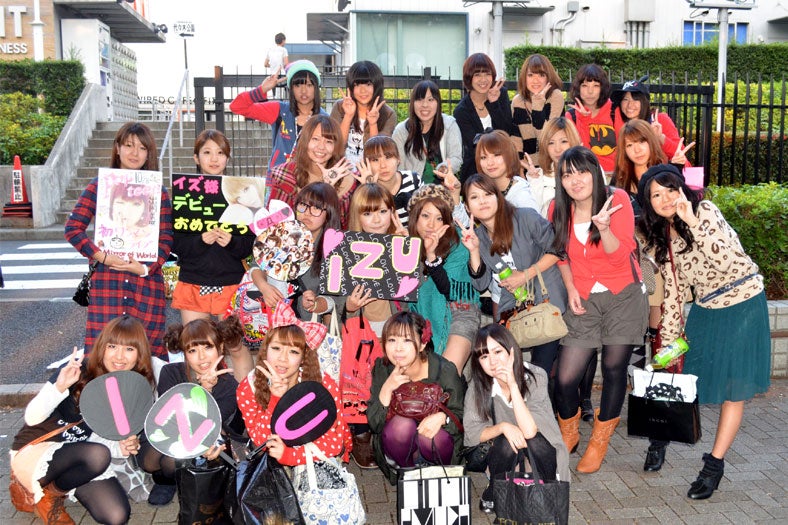 来場したイズファン。早朝6時から並ぶ姿も。