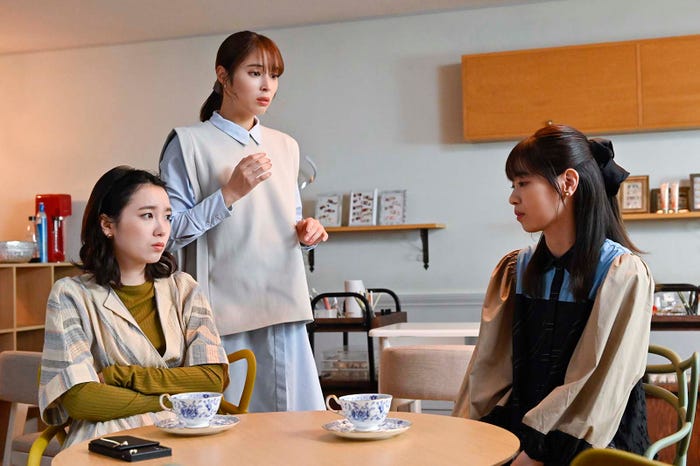 飯豊まりえ、広瀬アリス、西野七瀬「恋なんて、本気でやってどうするの?」第8話より(C)カンテレ