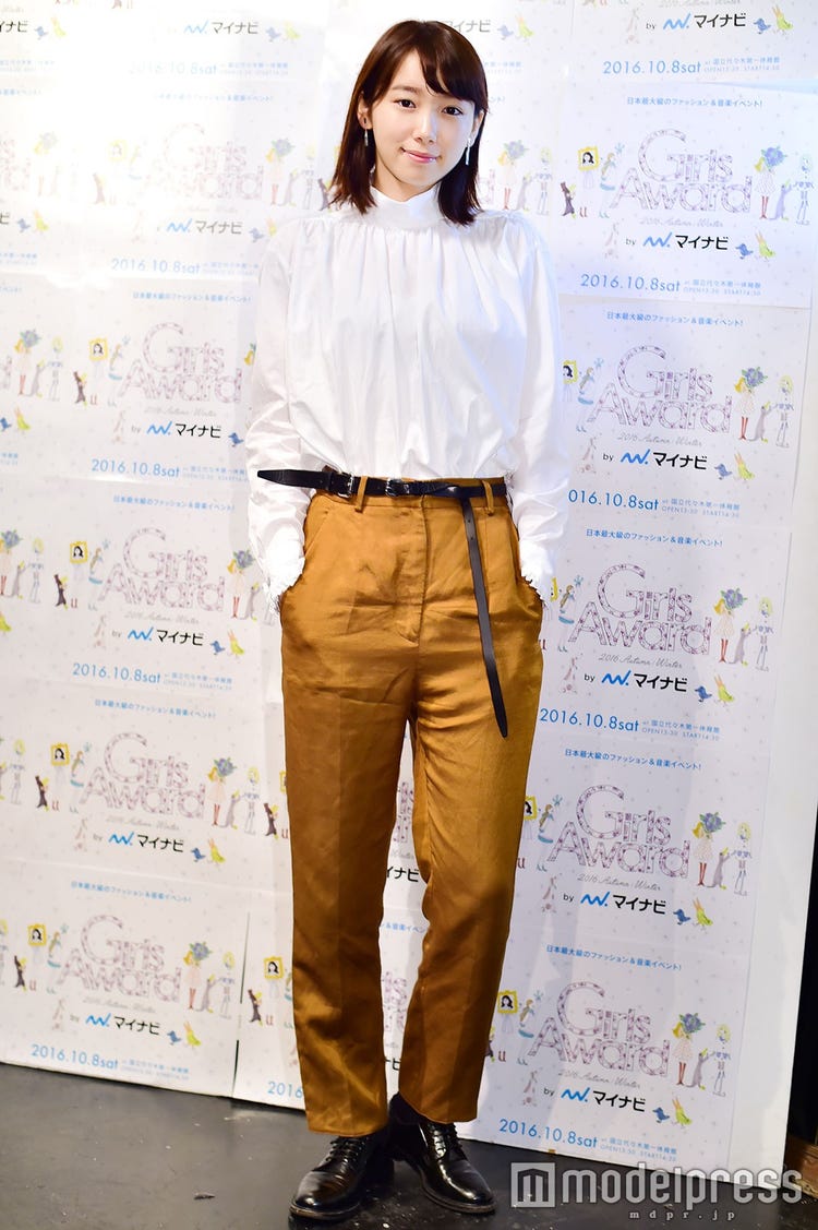 飯豊まりえ 秋のリアル私服公開 メンズライクな シャツ パンツ ルックを真似したい Girlsaward フィッティングに潜入 モデルプレス 飯豊まりえ 秋のリアル私服公開 メンズライクな シャツ パンツ ルックを真似したい Girlsaward フィッティングに潜入 モデルプレス