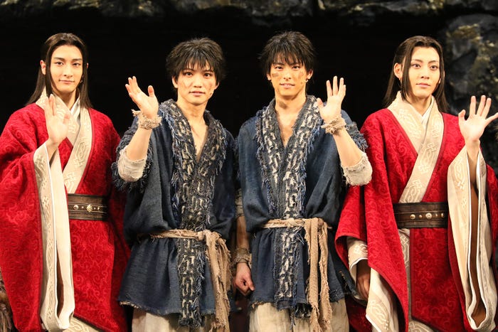 (左から)小関裕太、三浦宏規、高野洸、牧島輝/舞台「キングダム」開幕記念会見より(提供写真)