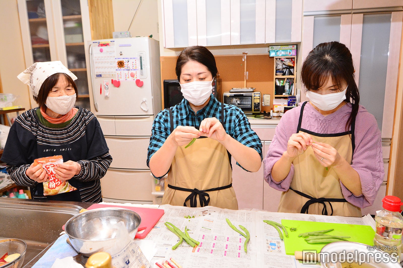 お母さんに教わりながら一品一品丁寧に作っていく（C）モデルプレス