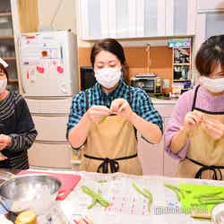 お母さんに教わりながら一品一品丁寧に作っていく(C)モデルプレス
