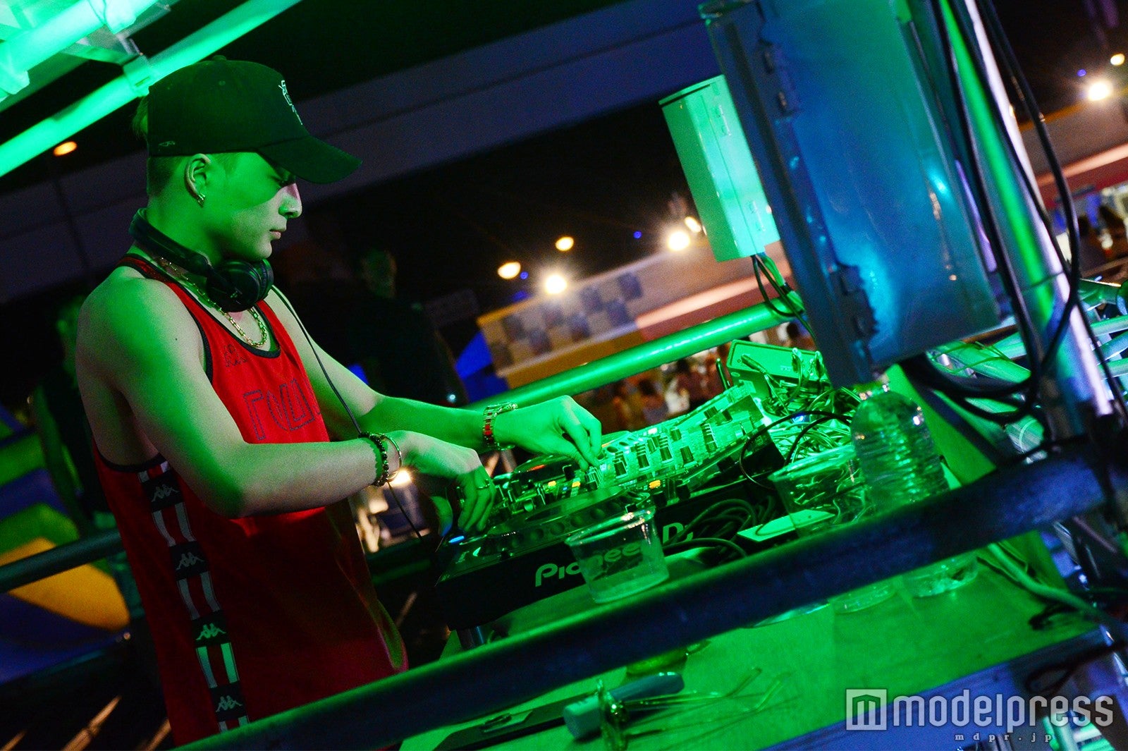 白濱亜嵐、フルムーンパーティでDJプレイ＆上裸姿で水着ギャルら2000人沸かす