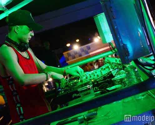 白濱亜嵐、フルムーンパーティでDJプレイ&上裸姿で水着ギャルら2000人沸かす