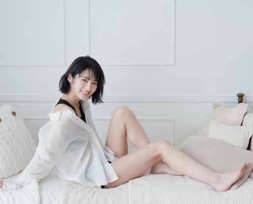 若月佑美、脚線美に釘付け プライベート感溢れるアザ―カット公開<履きなれない靴を履き潰すまで>