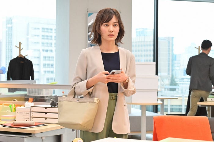 山下美月「着飾る恋には理由があって」第3話より(C)TBS