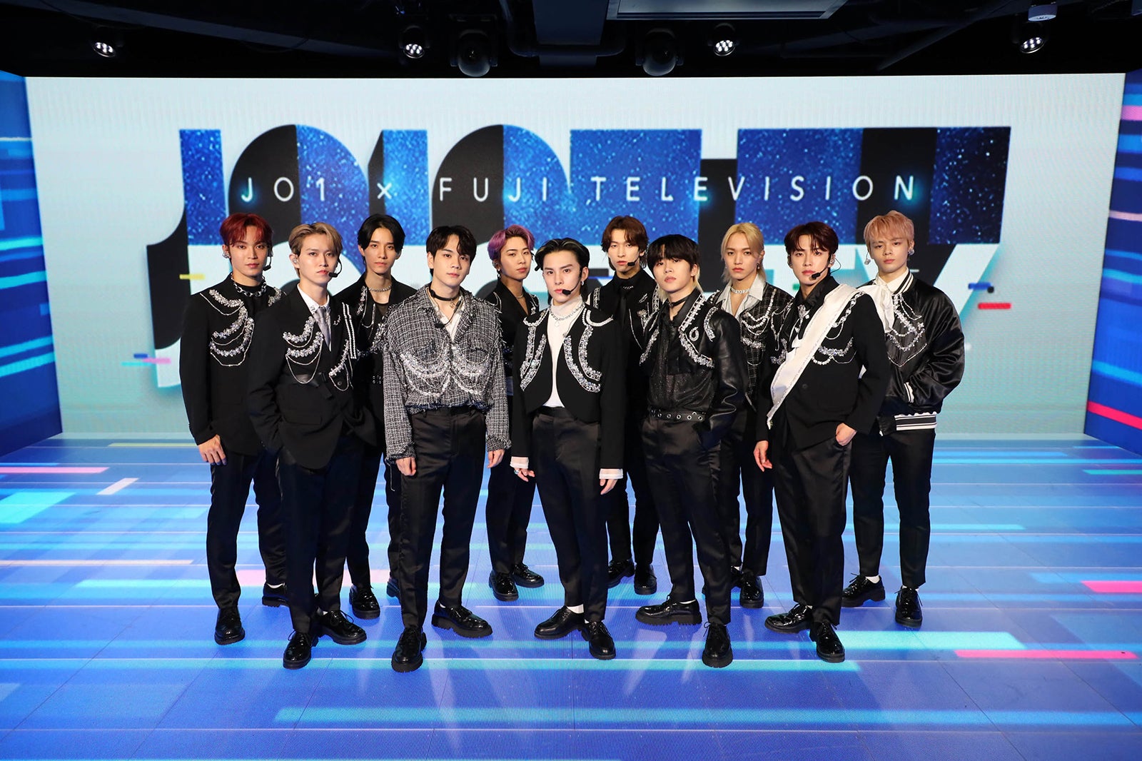 JO1／（前列左から）白岩瑠姫、豆原一成、川西拓実、木全翔也、河野純喜（後列左から）與那城奨、佐藤景瑚、川尻蓮、金城碧海、大平祥生、鶴房汐恩（C）フジテレビ