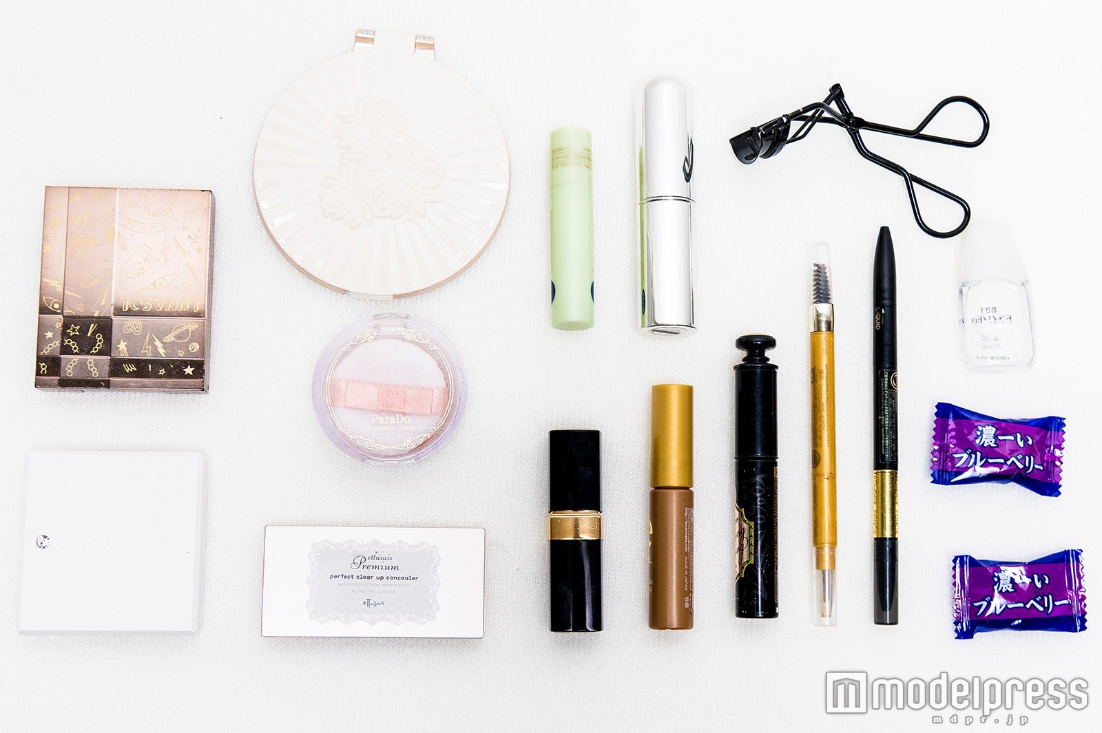 メイクポーチの中身を公開（C）モデルプレス