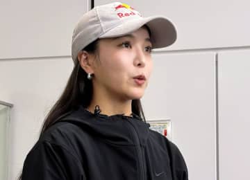 高梨沙羅 高級コスメ届き「サンタがやってきた♥」→ばっちりメイクで「可愛すぎます」の声 生ハム、チーズに混じりコスメも並んだテーブル