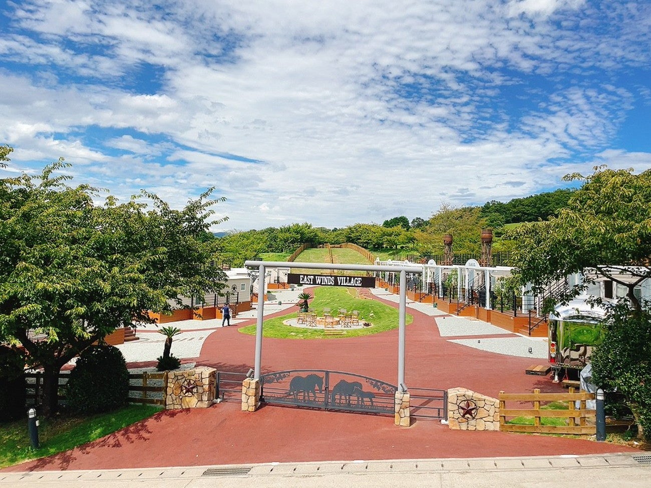 静岡にワイナリー内グランピング「イーストウィンズビレッジ」ワイン飲み放題のフリーフロー付き