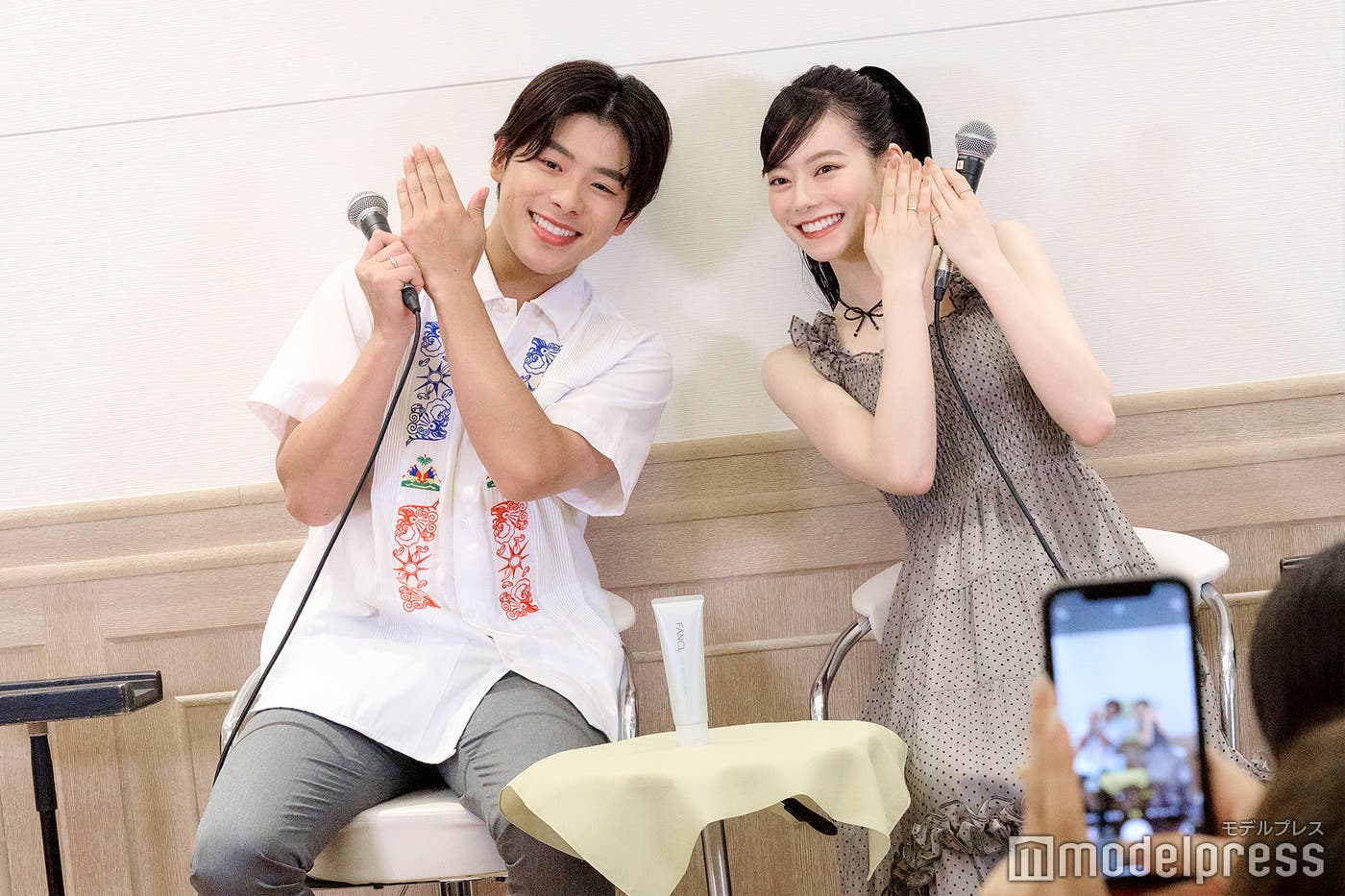 フォトセッションでなこなこチャンネルの挨拶ポーズをするこーくんとなごみ(C)モデルプレス