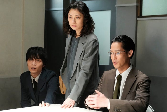 岡山天音、小池栄子、味方良介「さよならノワール」第1話(C)フジテレビ
