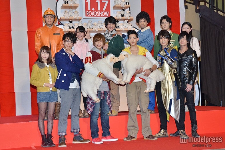 「烈車戦隊トッキュウジャー」、「獣電戦隊キョウリュウジャー」の登壇者【後列左から】長濱慎、森高愛、横浜流星、金城大和、塩野瑛久、今野鮎莉【前列左から】梨里杏、平牧仁、志尊淳、竜星涼、丸山敦史、斉藤秀翼