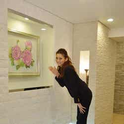 自作の絵画を展示したこだわりのエントランス