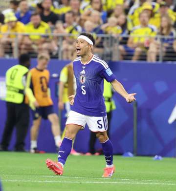 長友佑都が交代出場 後半30分に 日本選手初のW杯5大会連続出場 白いヘアバンドで
