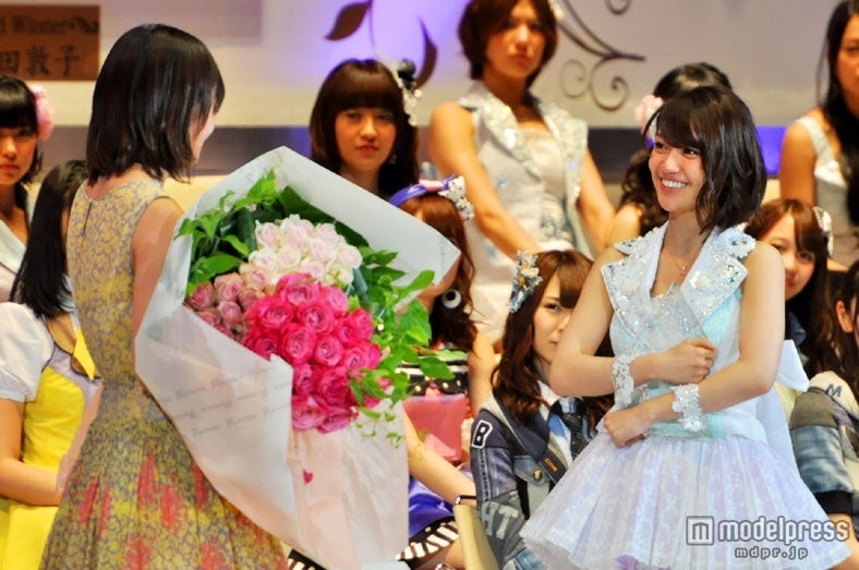 前田敦子（左）と大島優子（右）