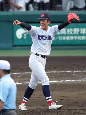 横浜2年連続準々決勝進出 今夏初めて先制失点＆リード許すも逆転 エース織田が2番手で仁王立ち