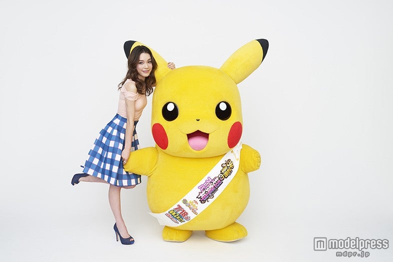 安田レイ、ピカチュウと2ショット／（C）Nintendo・Creatures・GAME FREAK・TV Tokyo・ShoPro・JR Kikaku／（C）Pokémon／（C）2015 ピカチュウプロジェクト