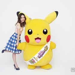 安田レイ、ピカチュウと2ショット／（C）Nintendo・Creatures・GAME FREAK・TV Tokyo・ShoPro・JR Kikaku／（C）Pokémon／（C）2015 ピカチュウプロジェクト