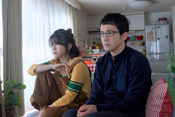 佐津川愛美、浅利陽介「しょせん他人事ですから」第5話より(C)しょせん他人事ですから製作委員会