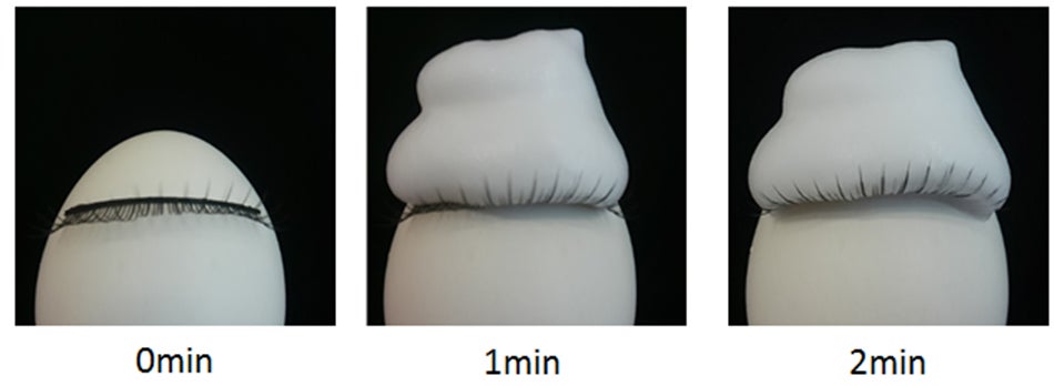 卵につけまつげをつけて「mesiru アイスキンケアシャンプー」の泡をオン！もっちりとした弾力のある泡は2分たっても全然へたらない！