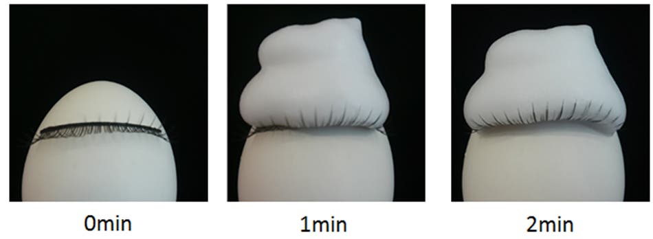 卵につけまつげをつけて「mesiru アイスキンケアシャンプー」の泡をオン!もっちりとした弾力のある泡は2分たっても全然へたらない!