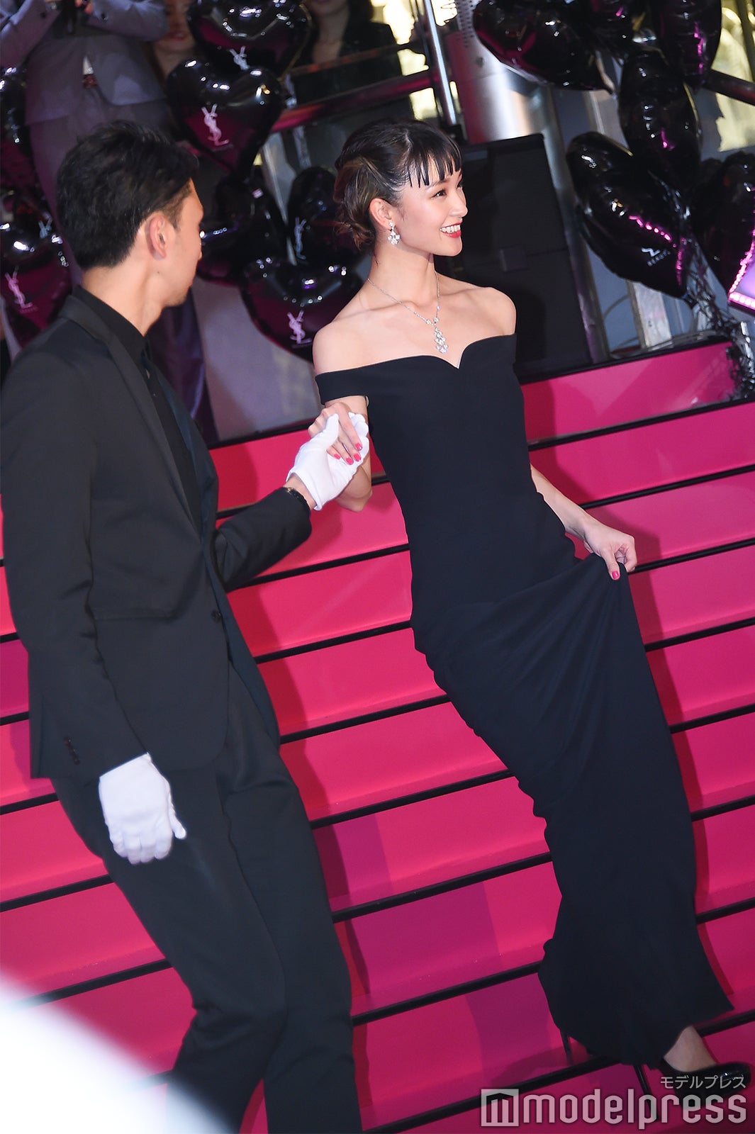 剛力彩芽（右）（C）モデルプレス