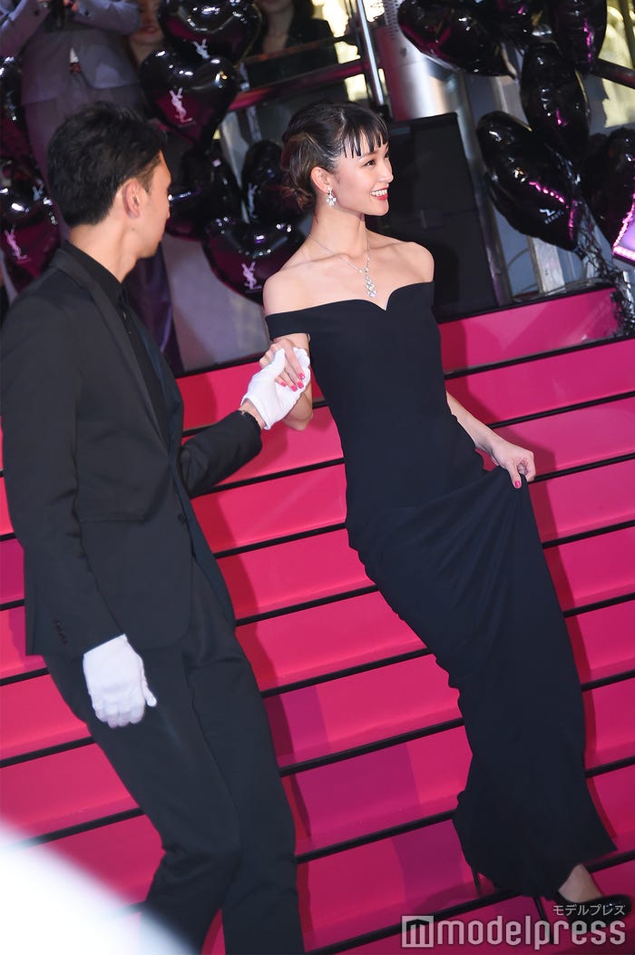 剛力彩芽(右)(C)モデルプレス