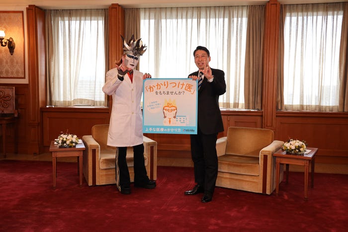 デーモン閣下、服部誠太郎福岡県知事(提供写真)