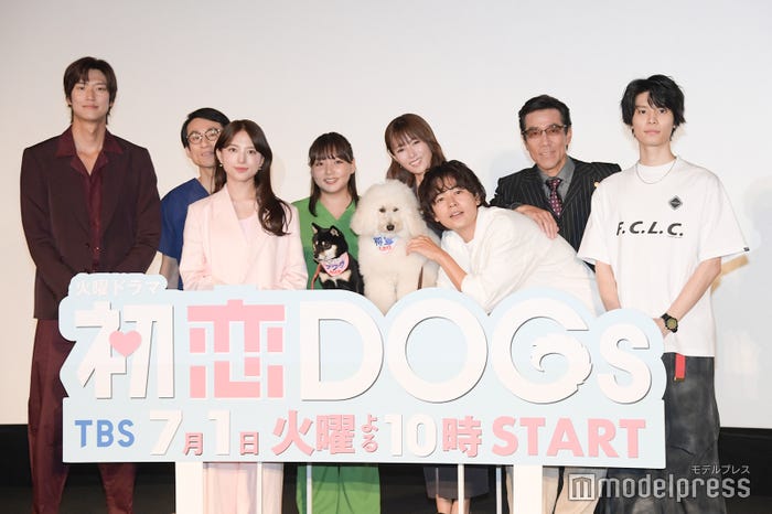 (後列左から)なだぎ武、野呂佳代、深田恭子、岸谷五朗が(前列左から)ナ・イヌ、清原果耶、成田凌、萩原利久(C)モデルプレス