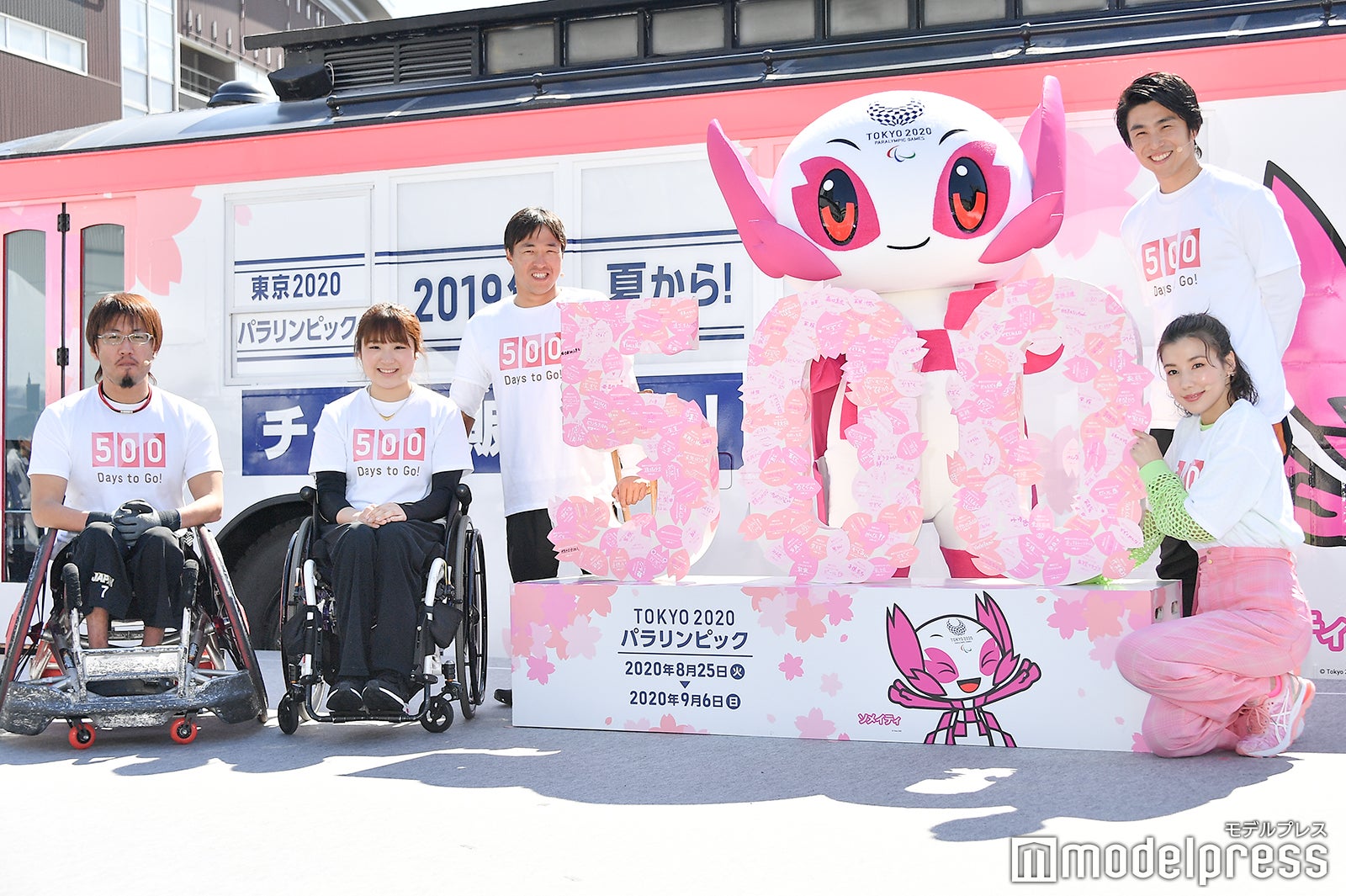 池崎大輔選手、里見紗李奈選手、木村潤平選手、中尾明慶、仲里依紗 （C）モデルプレス