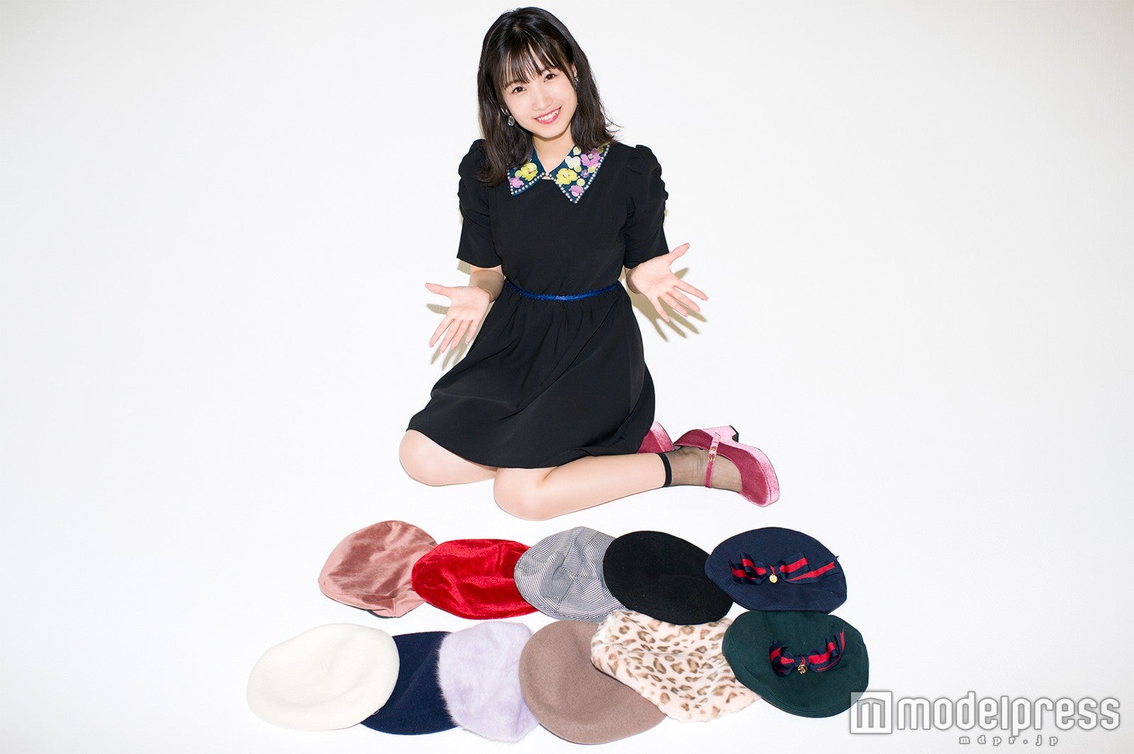 こんなにベレー帽を持ってきてくれました！／朝長美桜の私物紹介 （C）モデルプレス