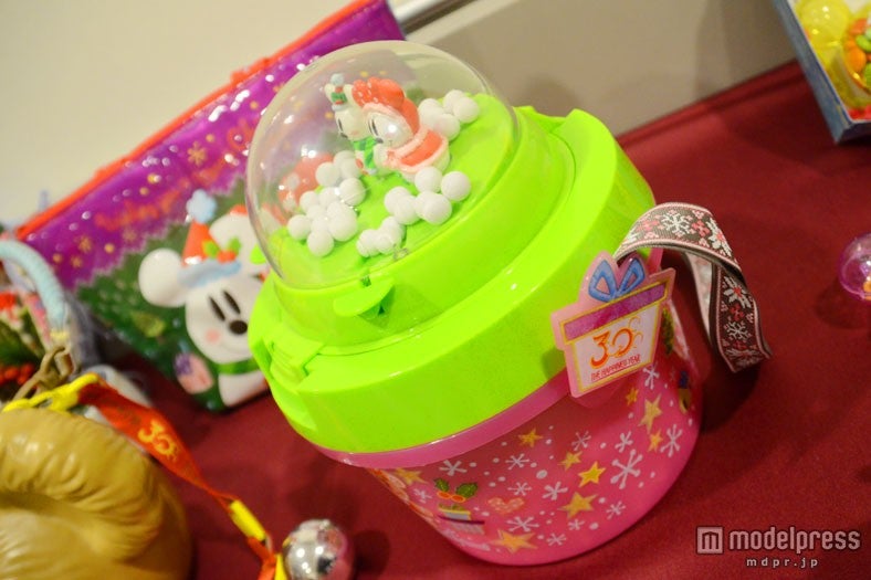 可愛いスノードームの付いたバケット、ストラップ装着部分に30周年のロゴ入り／両パーク共通