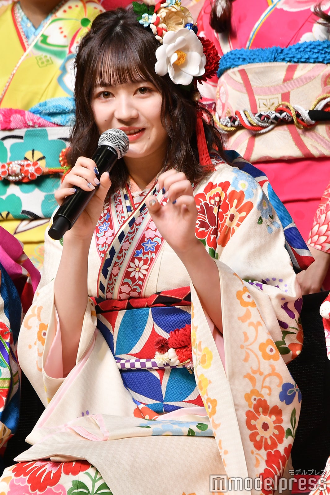 高柳明音にやってもらったというネイルを見せる江籠裕奈（C）モデルプレス