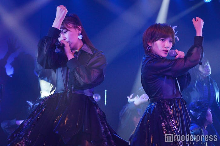小嶋真子、岡田奈々/井上ヨシマサ「神曲縛り」公演(C)モデルプレス