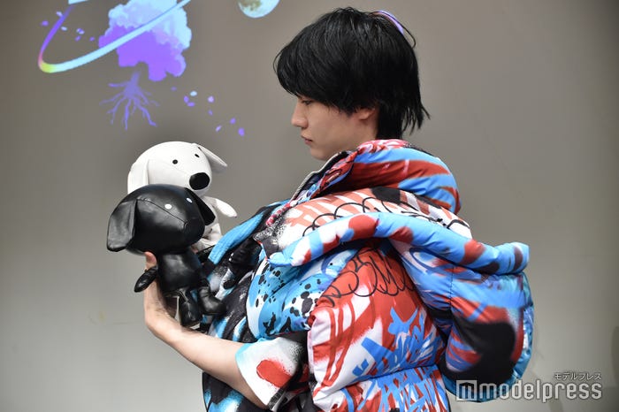 どおりいぬを我が子のように見つめる桜田通(C)モデルプレス